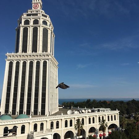 Irakli'S Apartment With Sea View Batumi Bagian luar foto